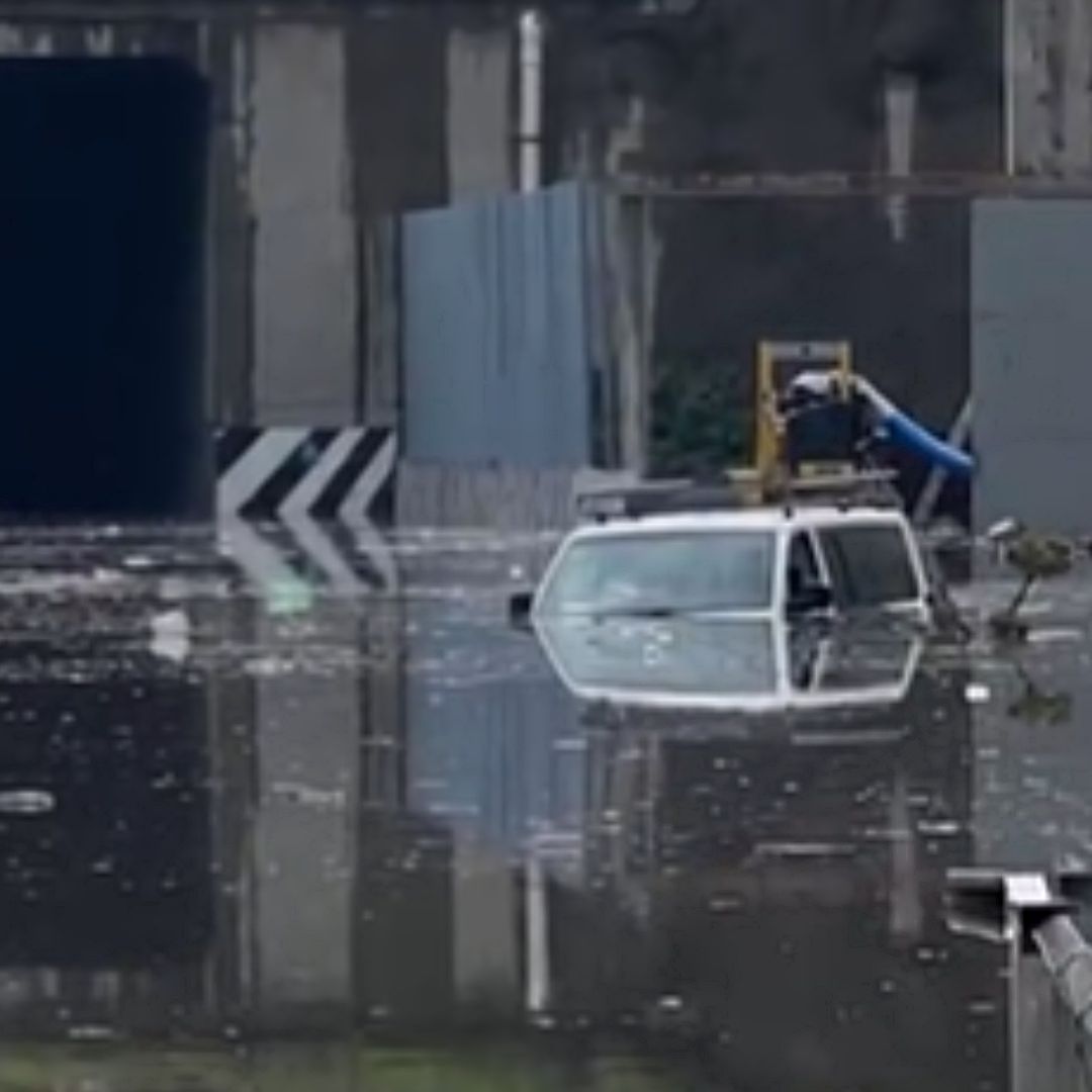 Auto queda atrapado en inundación